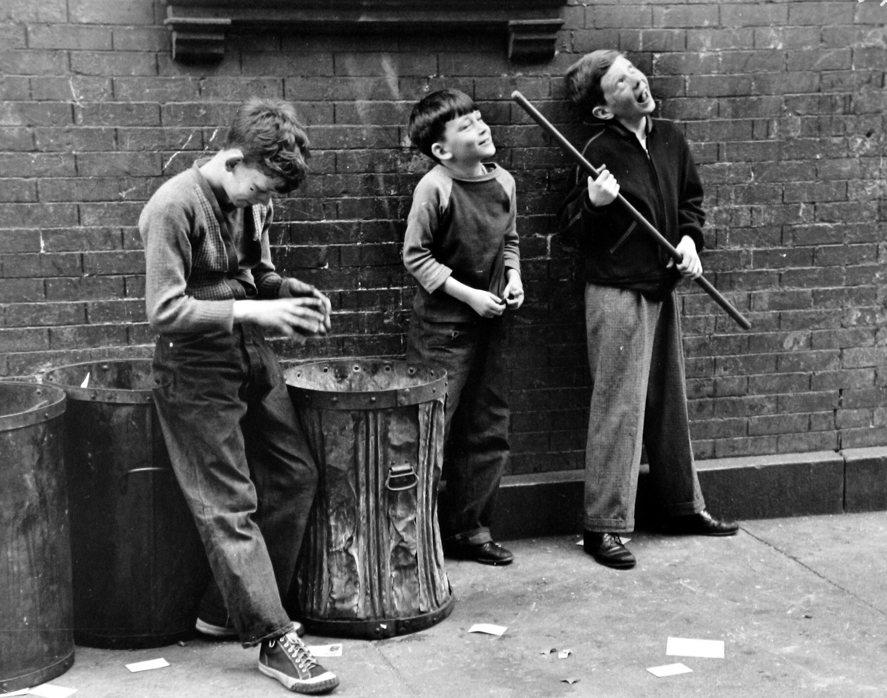 Три мальчика с мусорными баками, Нью-Йорк, 1947-1949 гг. Фотограф Рут Оркин