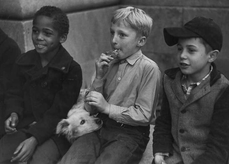 Три мальчика, Нью-Йорк, 1949 год. Фотограф Рут Оркин