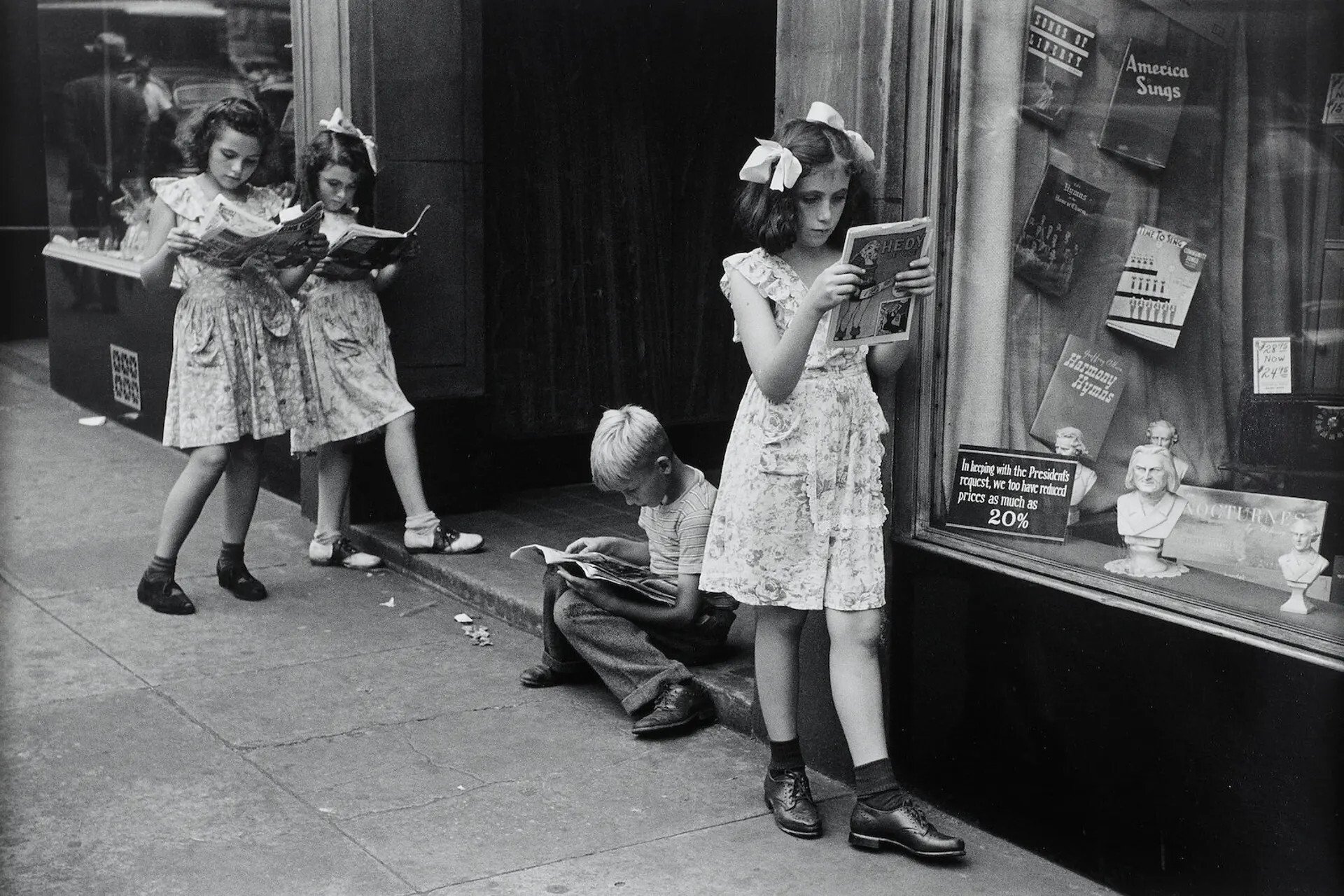 Читатели комиксов, Нью-Йорк, 1947. Фотограф Рут Оркин