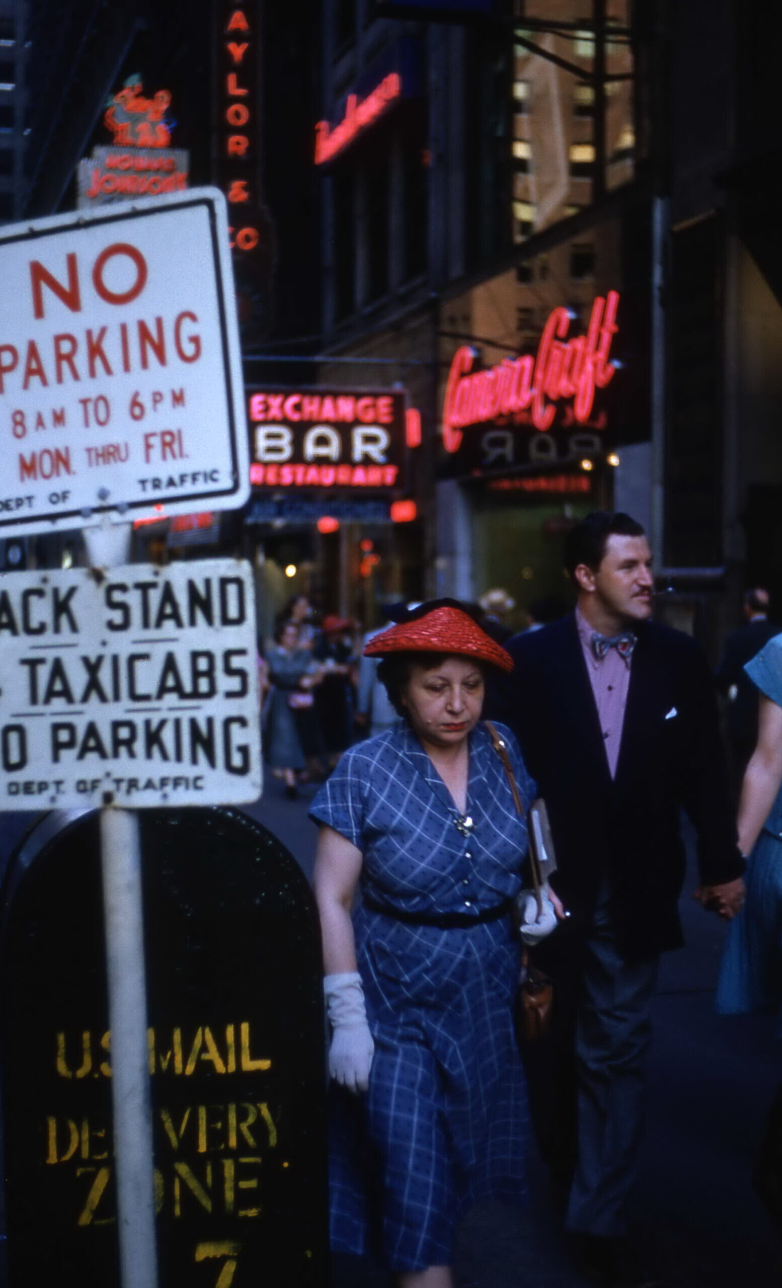 Женщина в красной шляпе, Нью-Йорк, 1949 год. Фотограф Рут Оркин