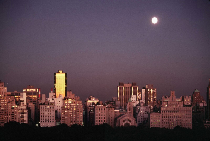 Луна и Черная башня, Нью-Йорк, 1981 год. Фотограф Рут Оркин