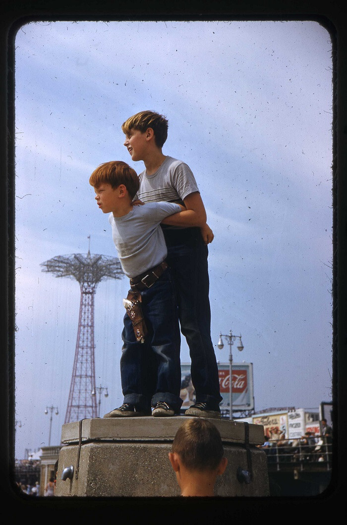 Мальчики прыгают, Нью-Йорк, 1953 год. Фотограф Рут Оркин
