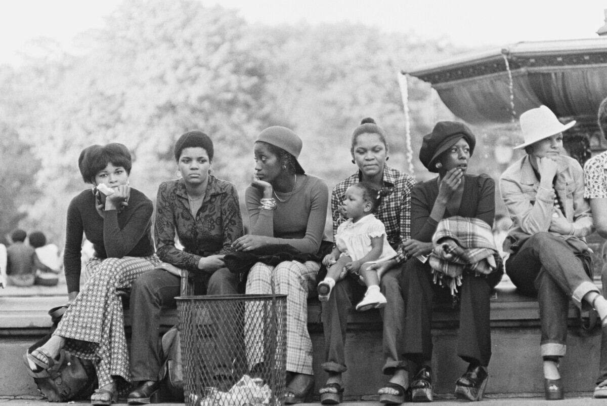 Центральный парк 70-х. Женщины у фонтана.Фотограф Рут Оркин