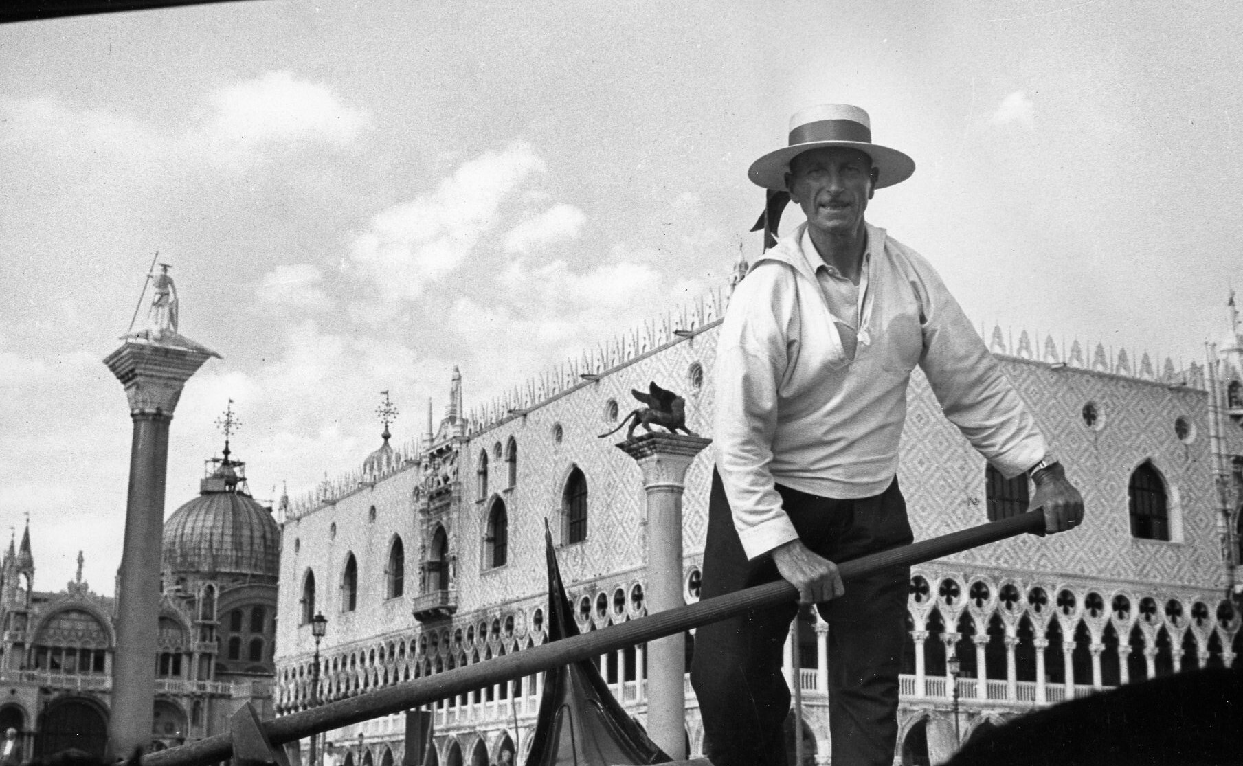 Гондольер перед церковью Сан-Марко, Венеция, Италия, 1951 год. Фотограф Рут Оркин