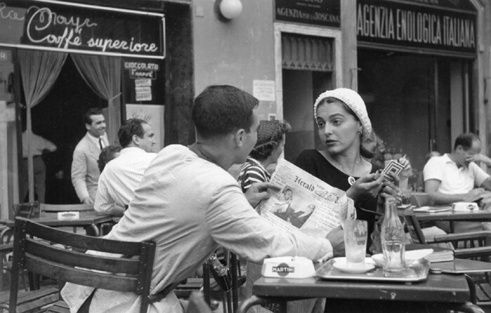 Джинкс Аллен в кафе, Флоренция, 1951 год. Фотограф Рут Оркин