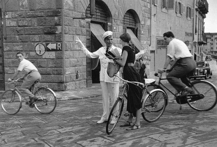 Джинкс Аллен с полицейским, Флоренция, 1951 год. Фотограф Рут Оркин