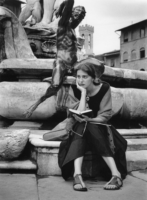 Джинкс Аллен со статуей, Флоренция, 1951 год. Фотограф Рут Оркин
