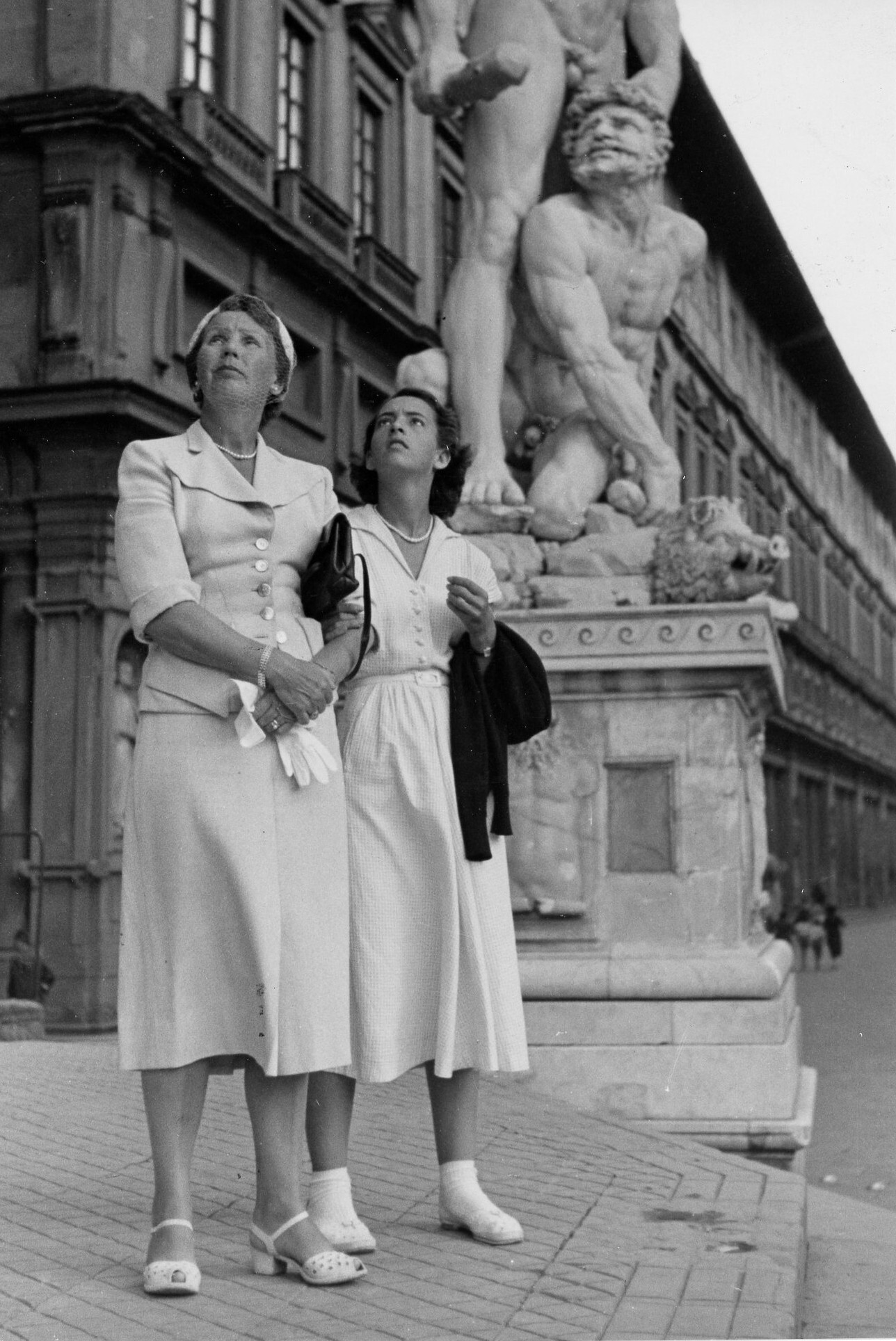 Женщины в Палаццо Веккьо, площадь Синьории, Флоренция, Италия, 1951 год. Фотограф Рут Оркин