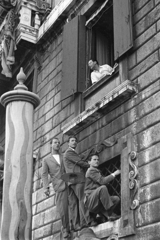 Мужчины смотрят Венецианскую регату, Италия, 1951 год. Фотограф Рут Оркин