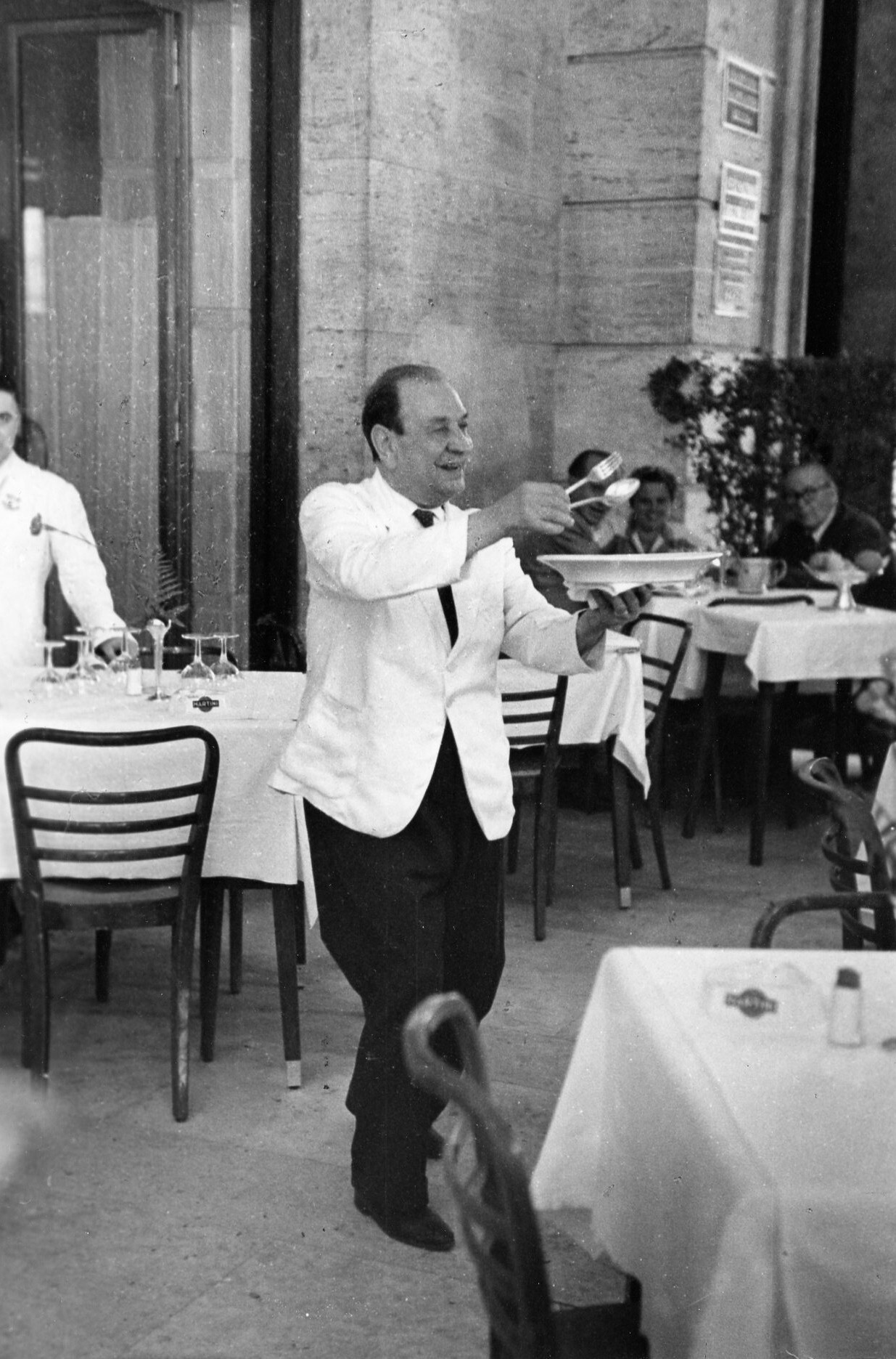 Официант подает пасту, Рим, Италия, 1951 год. Фотограф Рут Оркин