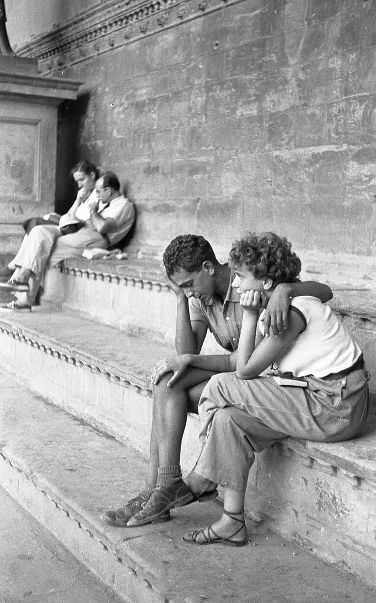 Пара на ступеньках в Италии, 1951 год. Фотограф Рут Оркин