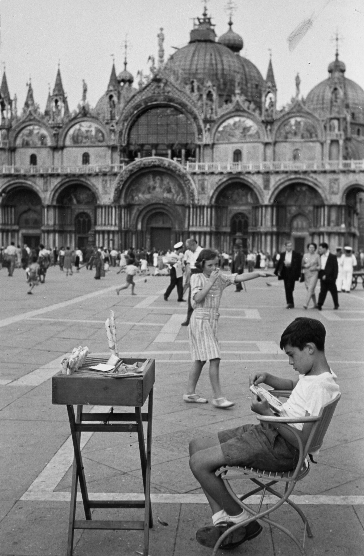 Продажа еды для голубей на площади Сан-Марко, Венеция, Италия, 1951 год. Фотограф Рут Оркин