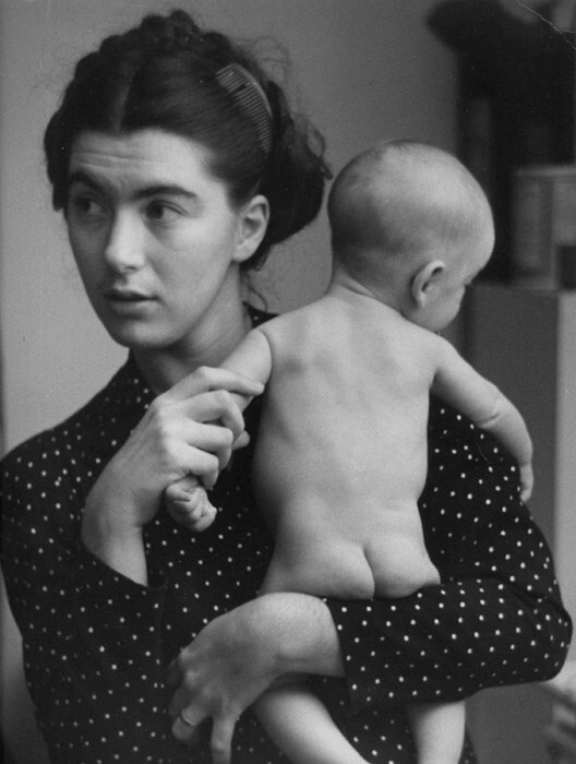Мать и дитя, 1949 год. Фотограф Рут Оркин