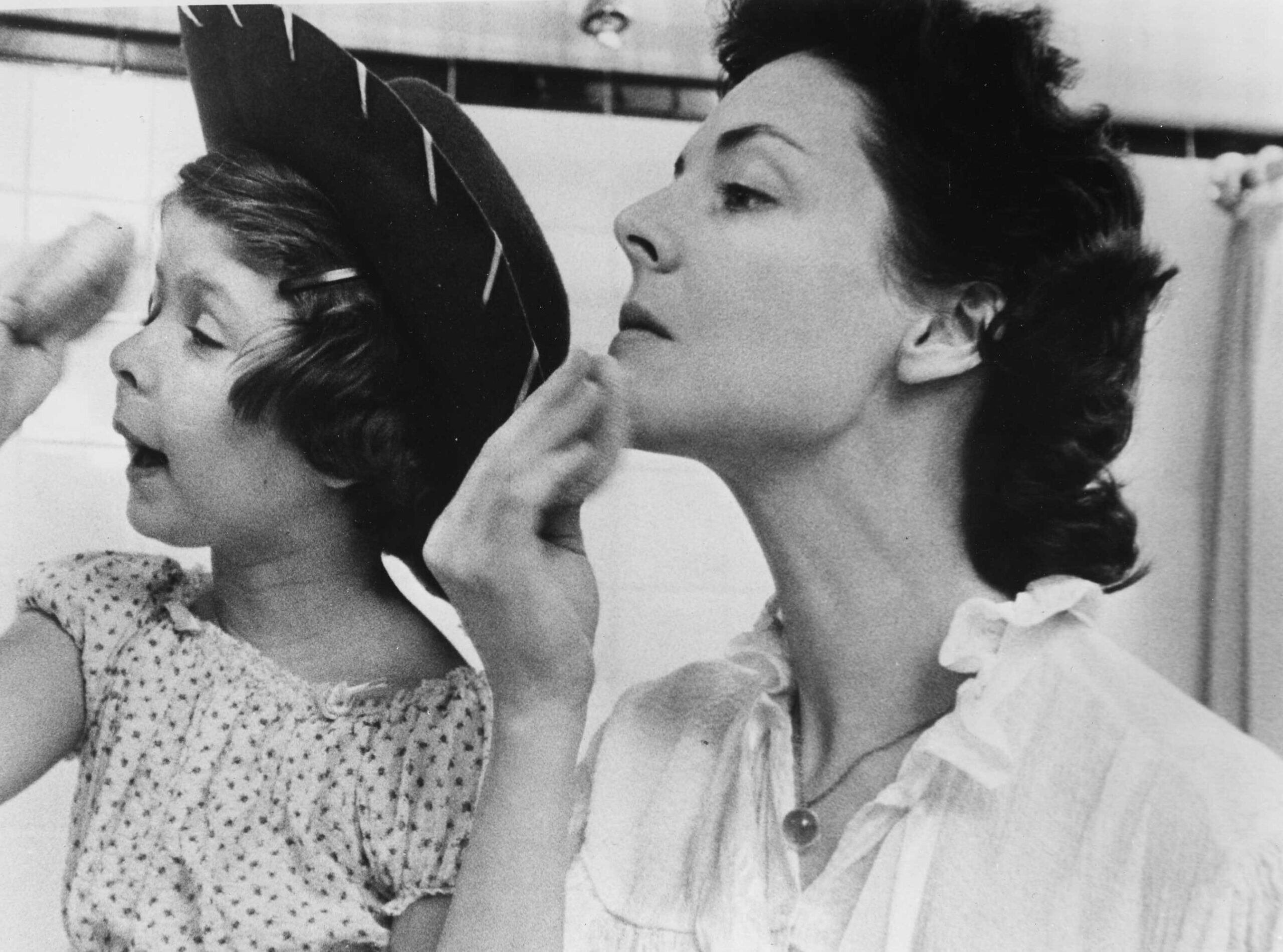 Мать и дочь наносят макияж, Нью-Йорк, 1955 год. Фотограф Рут Оркин