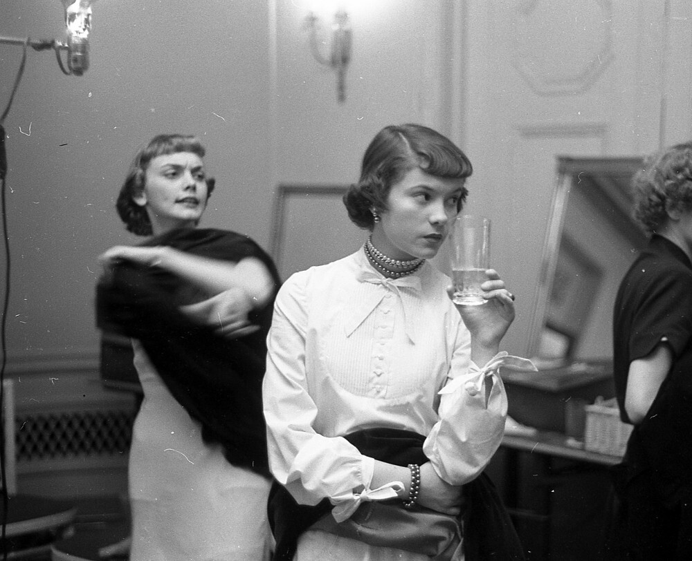 Модель выпивает, Нью-Йорк, 1948 год. Фотограф Рут Оркин