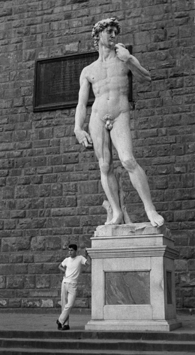 Мужчина со статуей Давида, Флоренция, Италия, 1951 год. Фотограф Рут Оркин