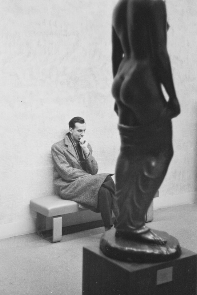 Музей, мужчина на скамейке Фотограф Рут Оркин