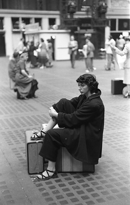 Пенсильванский вокзал, женщины на чемоданах, Нью-Йорк, 1948 год. Фотограф Рут Оркин