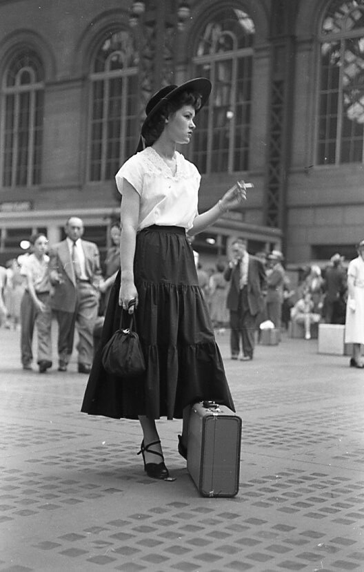 Пенсильванский вокзал, хорошо одетая женщина Фотограф Рут Оркин
