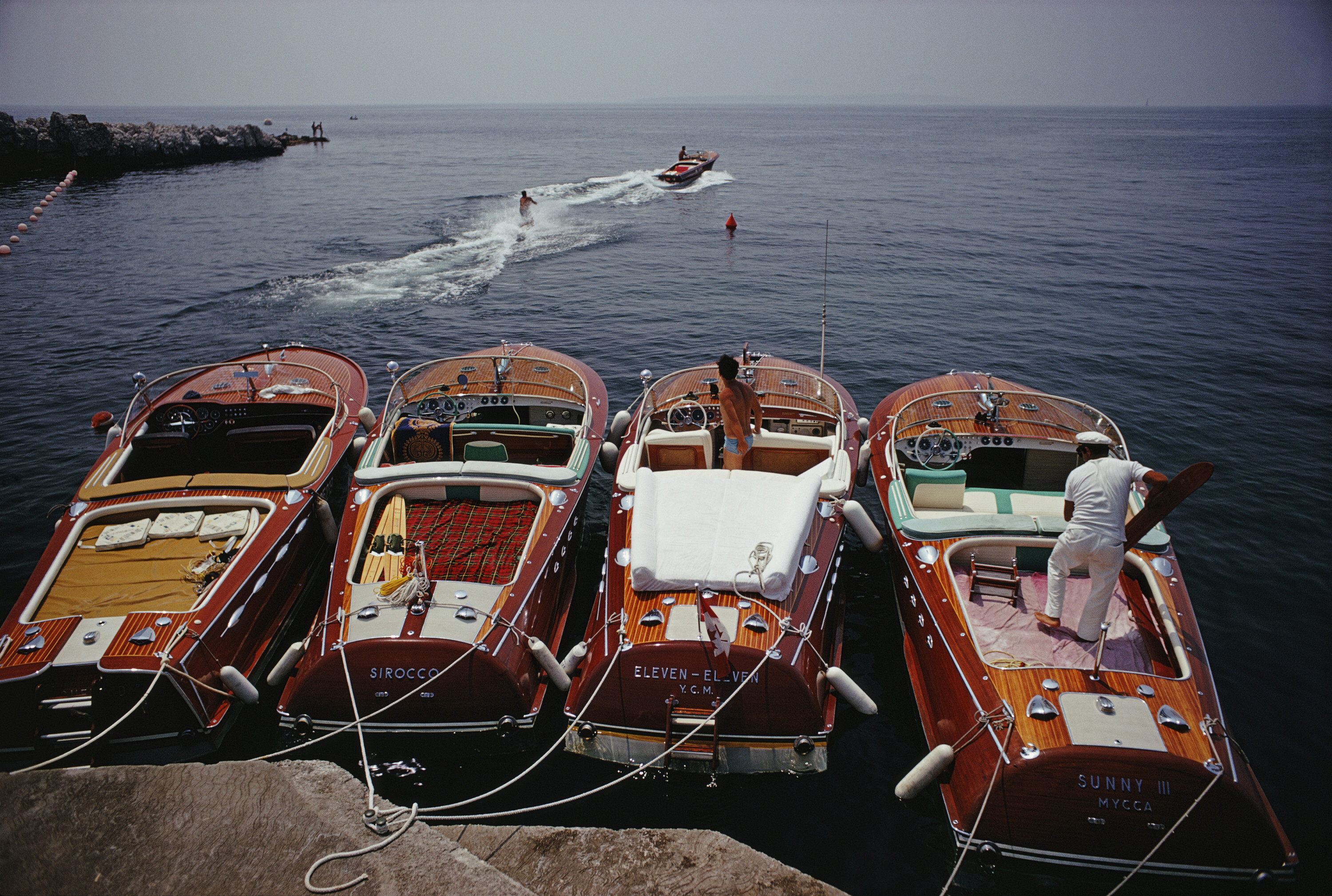Катание на водных лыжах из отеля Du Cap-Eden-Roc на мысе Антиб, Франция, 1969 год. Фотограф Слим Ааронс