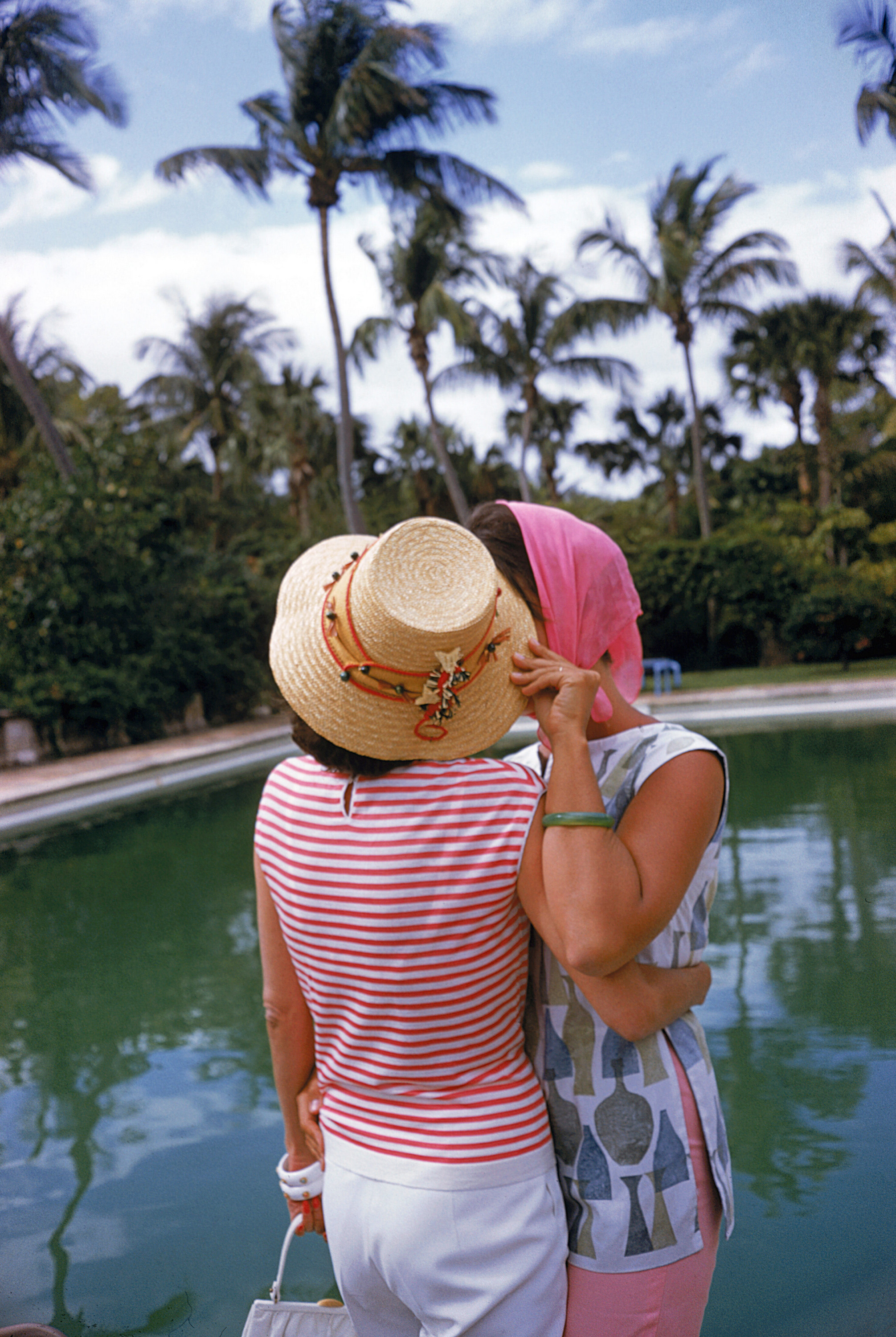 Секреты у бассейна, 1961 год. Фотограф Слим Ааронс