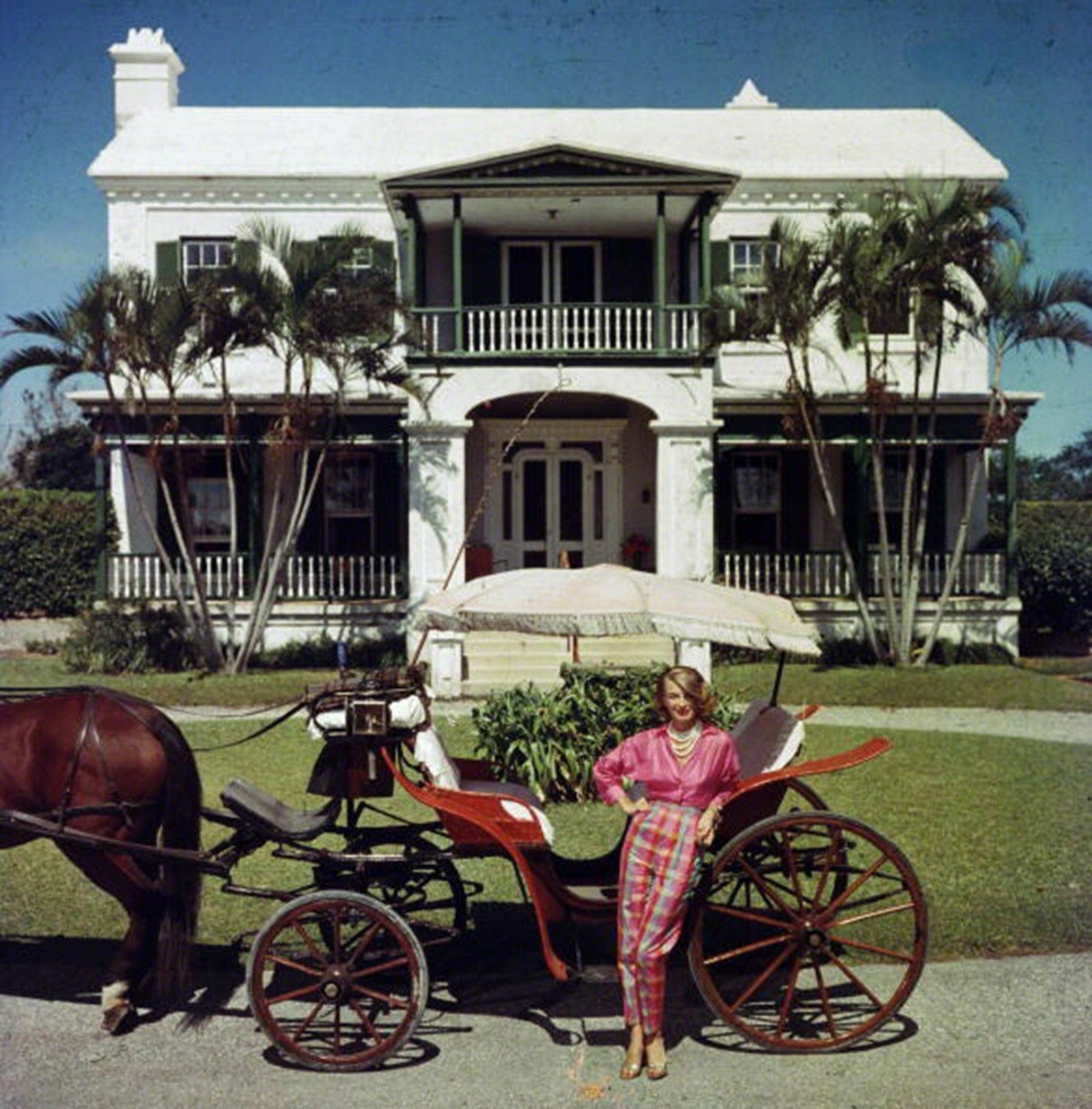 Хозяйка Бермудских островов Полли Тротт Хорнбург перед домом своего отца, 1957 год. Фотограф Слим Ааронс