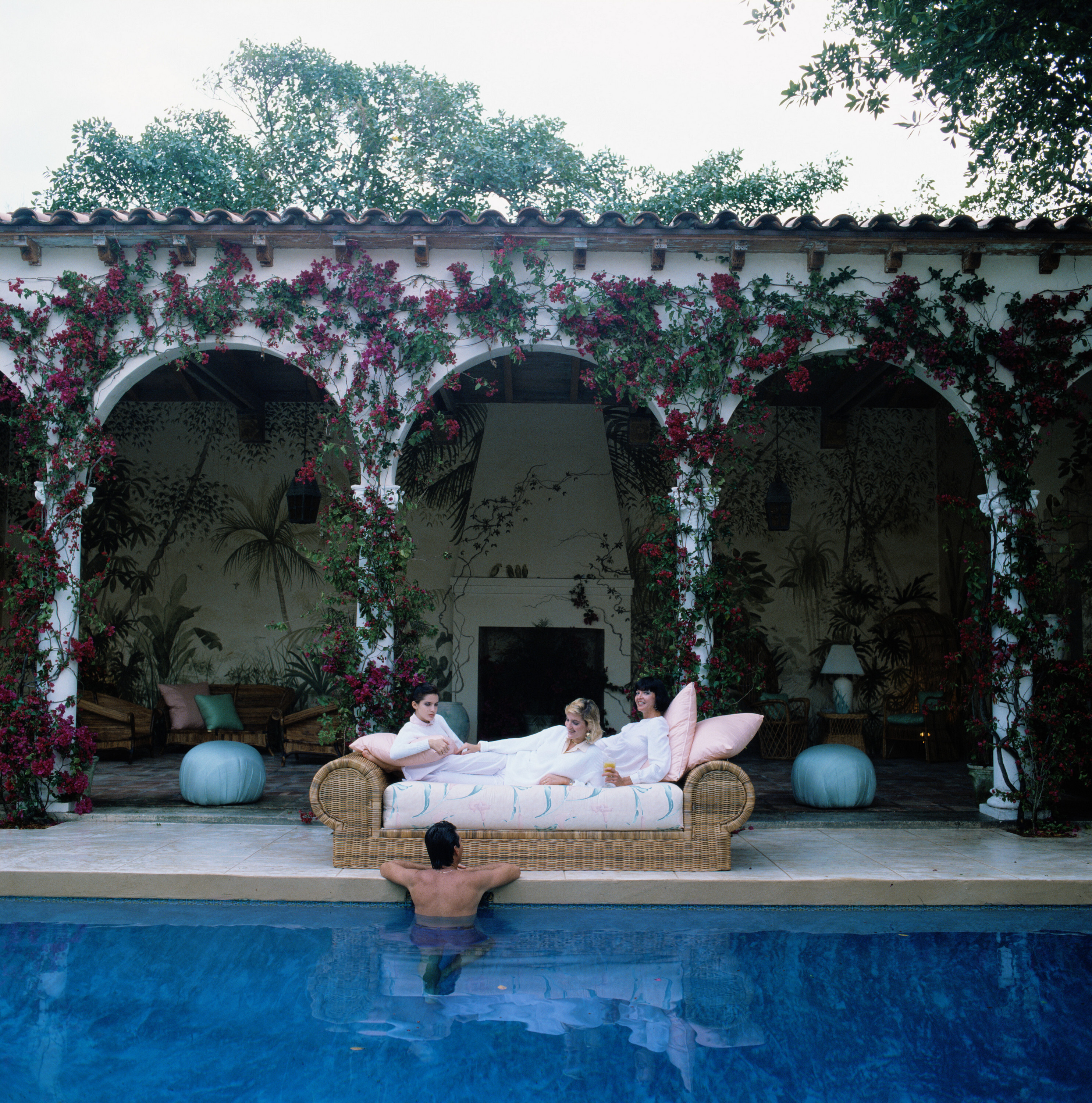 Диван у бассейна, 1984 год. Фотограф Слим Ааронс