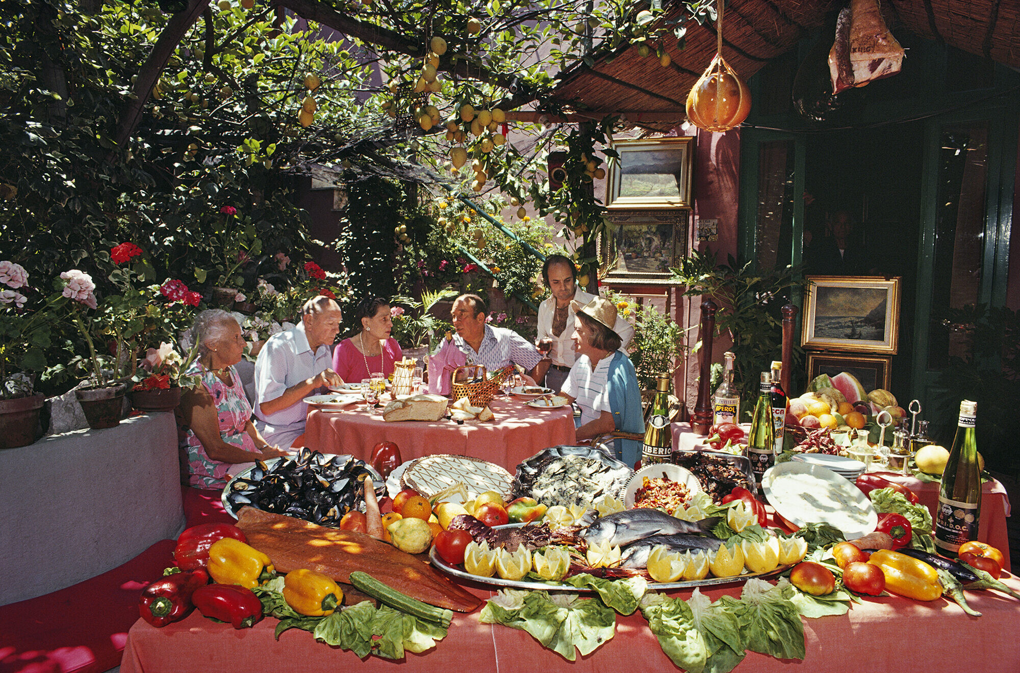 Обед в Ла-Пинье, Сан-Ремо, Италия, 1980 год. Фотограф Слим Ааронс