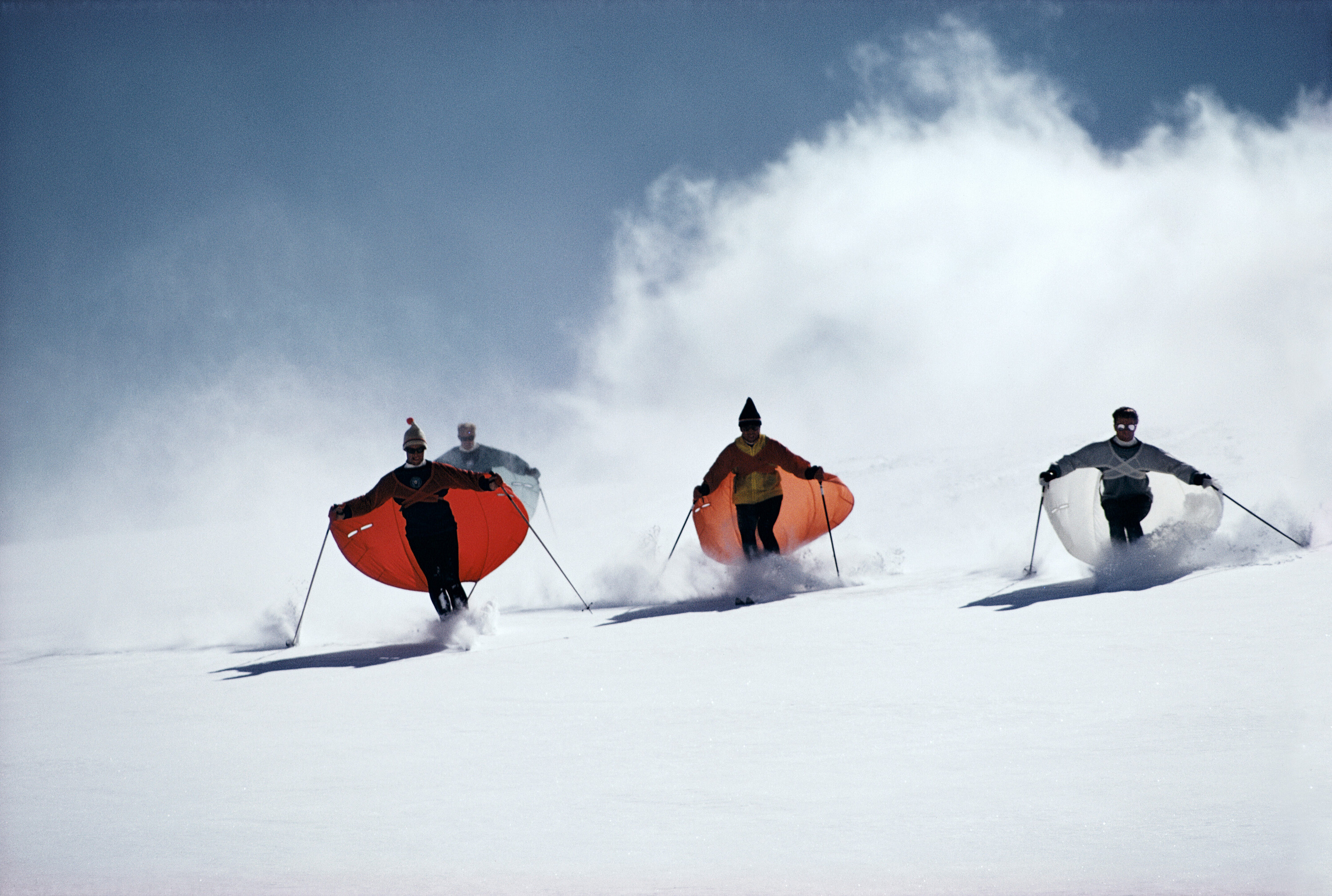 Лыжники в плащах, ок. 1967 г. Фотограф Слим Ааронс