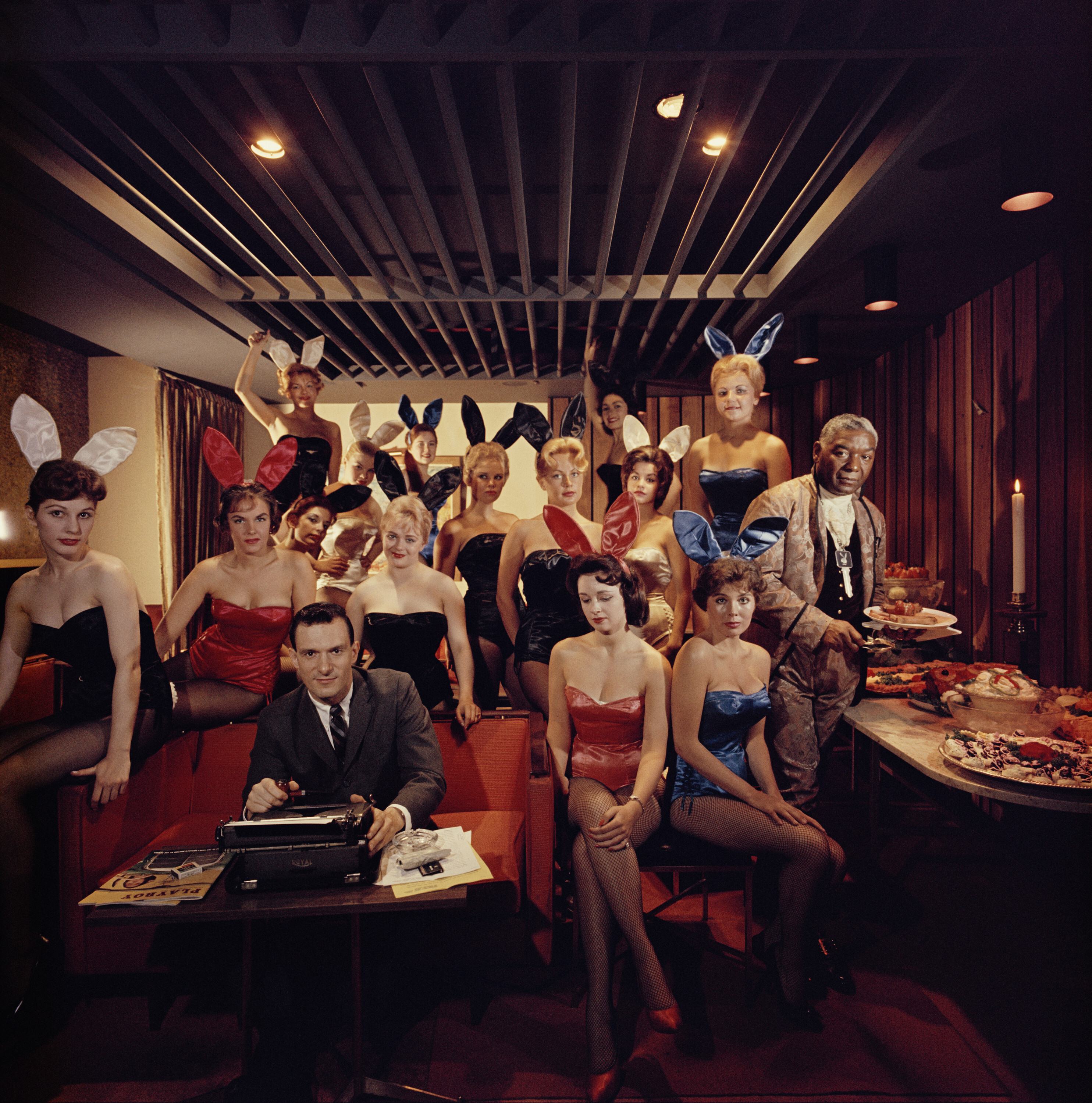 Мужская работа, Хью Хефнер и кролики в клубе Playboy, Чикаго, 1960 год. Фотограф Слим Ааронс