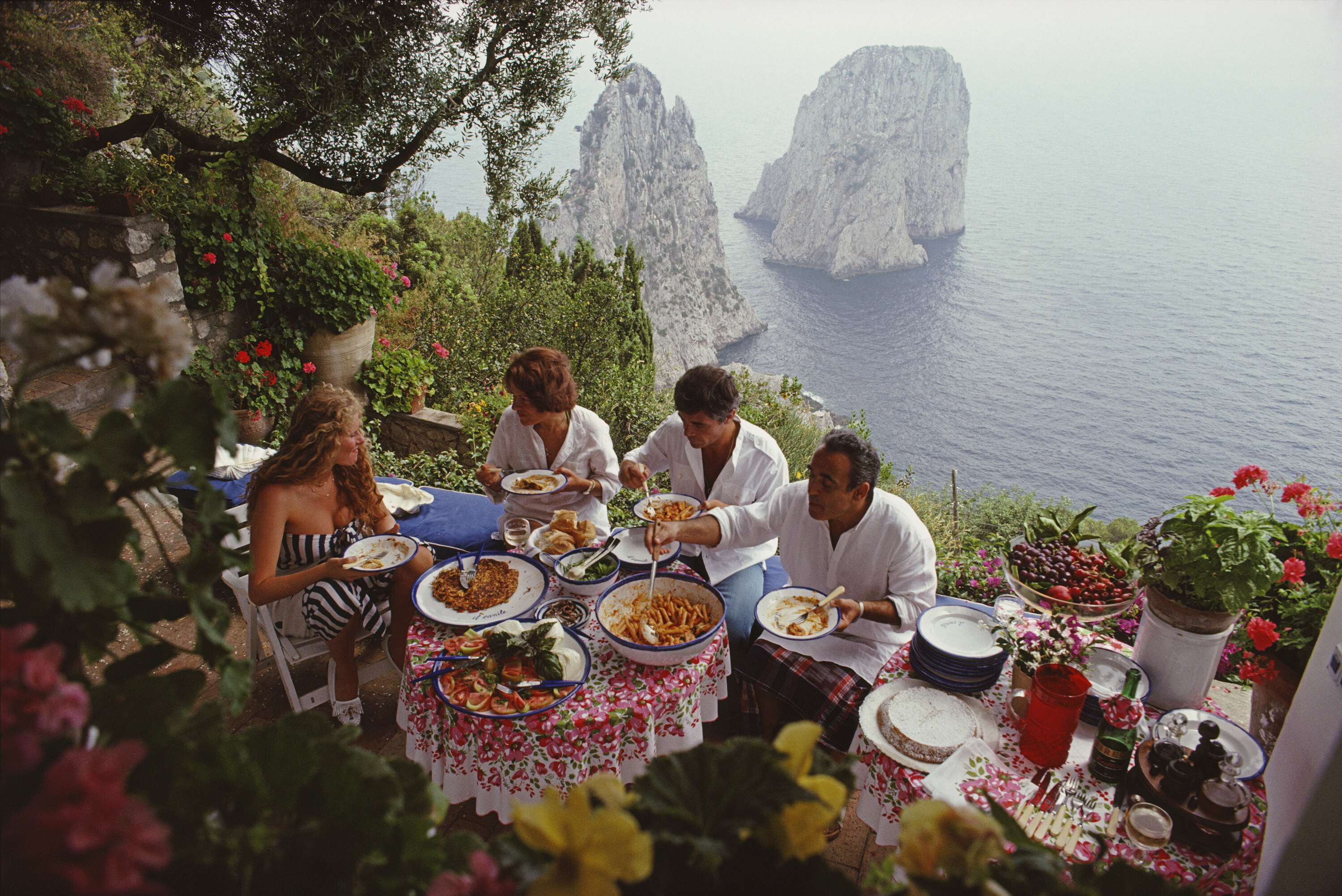Обед на свежем воздухе на Капри, 1980 год. Фотограф Слим Ааронс