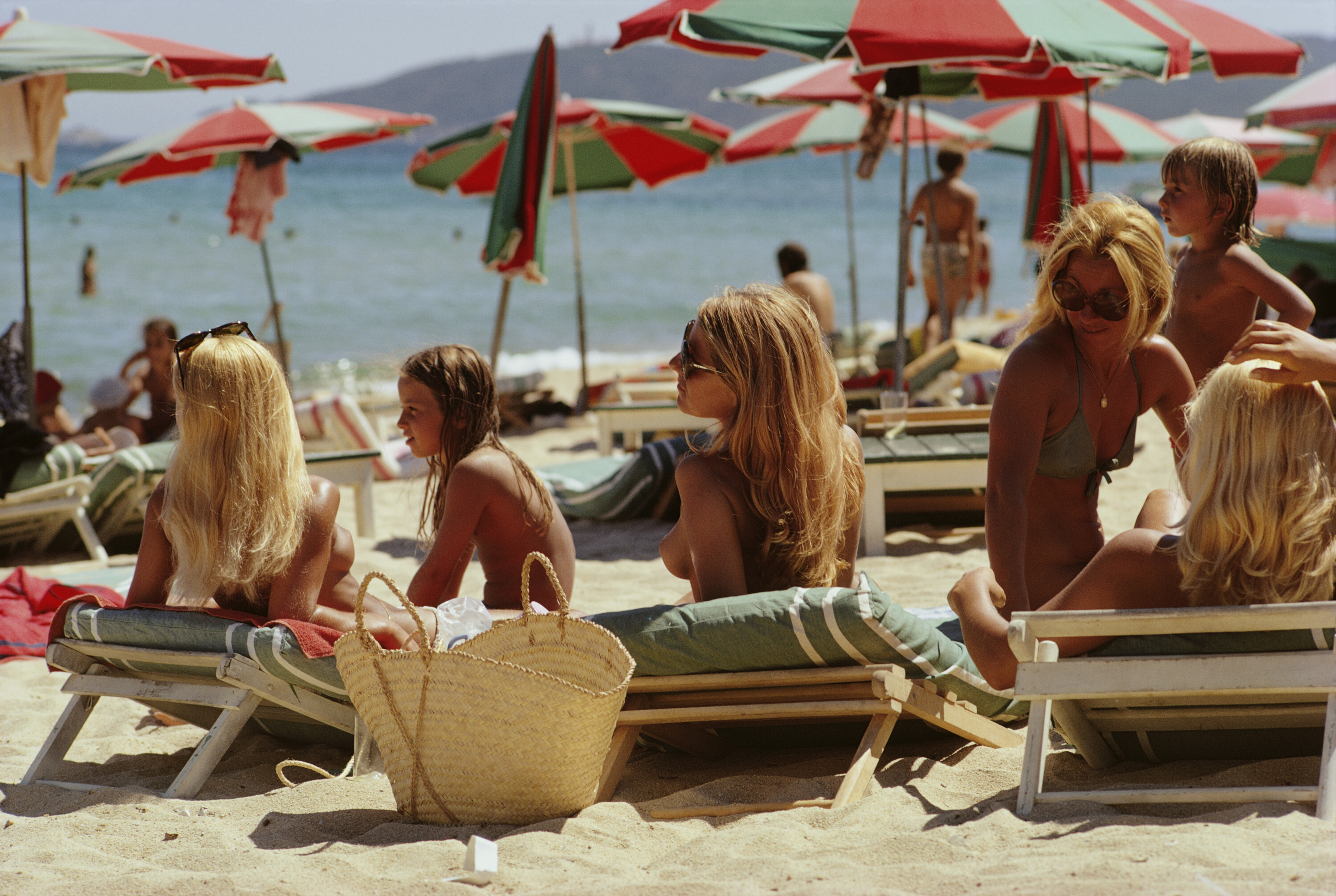 Пляж Сен-Тропе, 1971 год. Фотограф Слим Ааронс