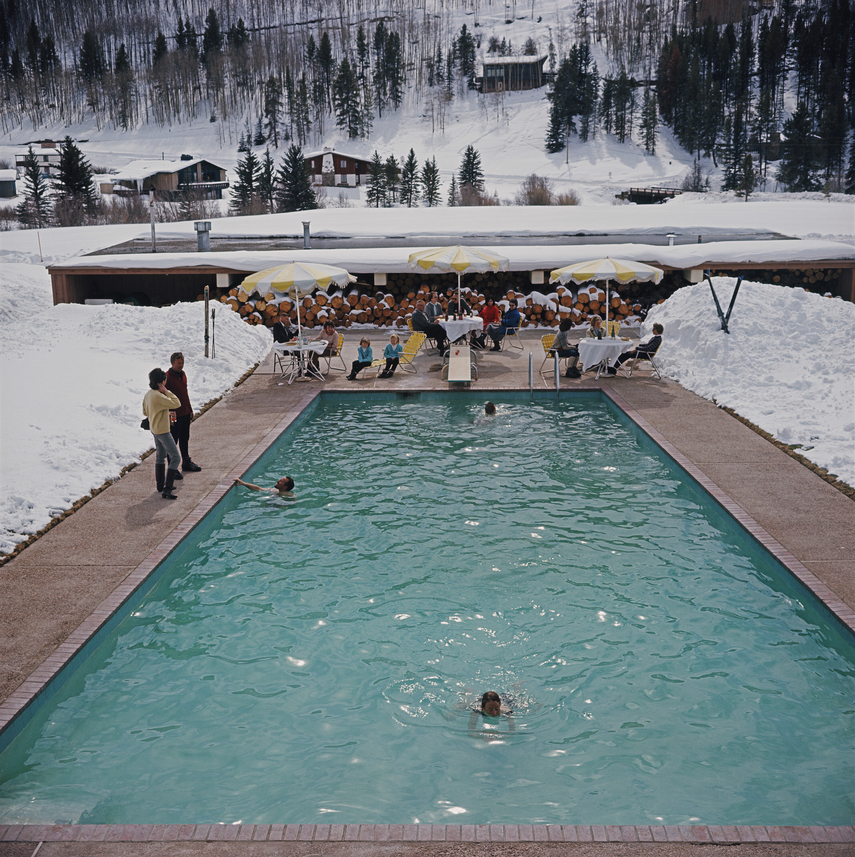 Снег вокруг бассейна, 1964 год. Фотограф Слим Ааронс