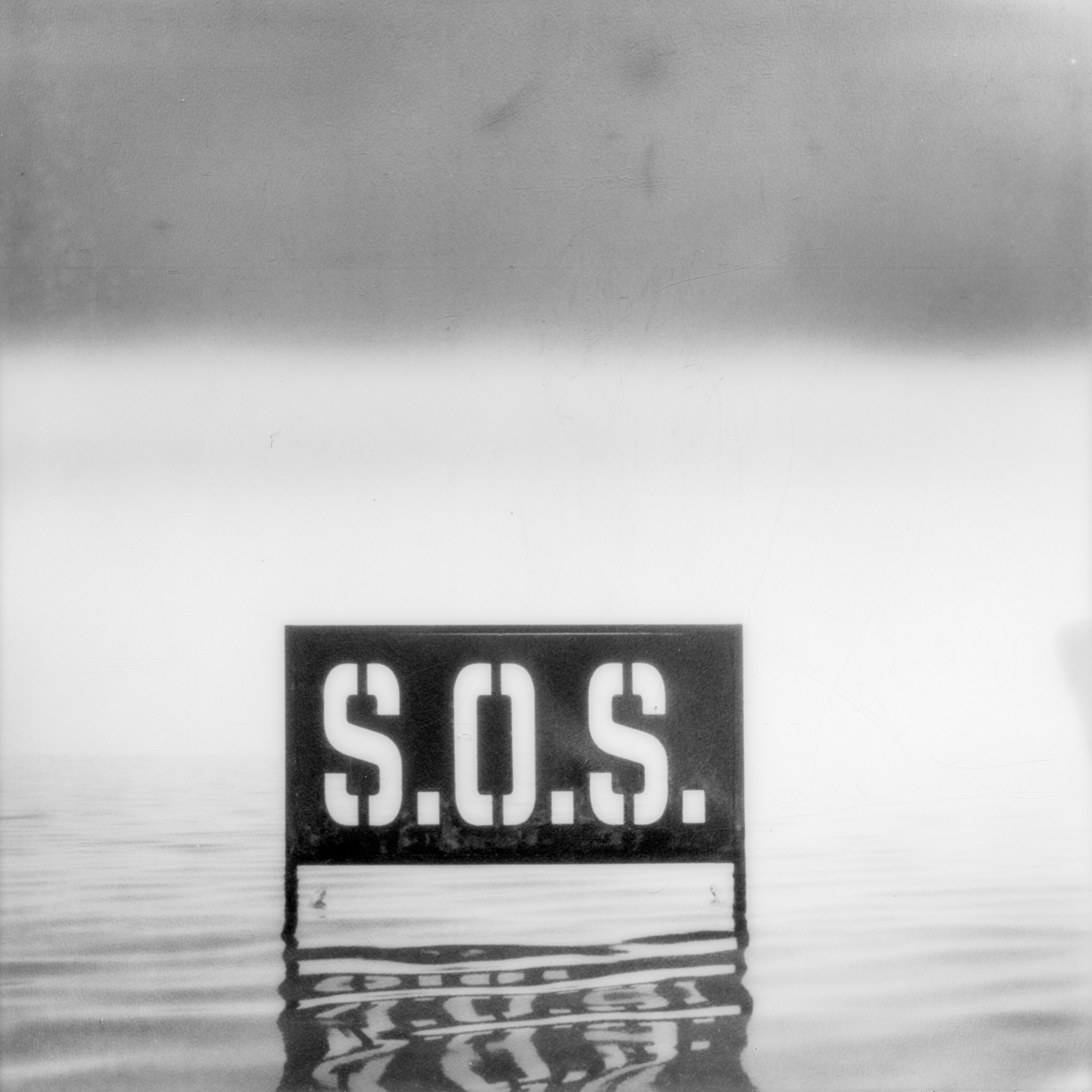 SOS (Бомбей-Бич, Калифорния), 2022 г., полароид, фотограф Кирстен Тис ван ден Ауденарде