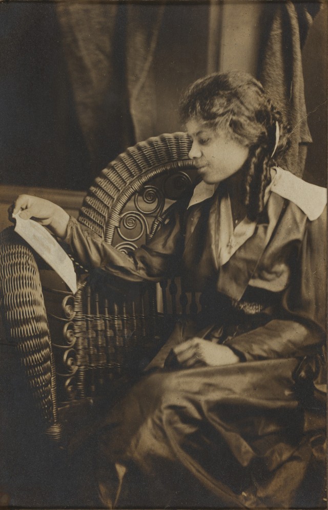 Читающая девушка, начало 20-го века