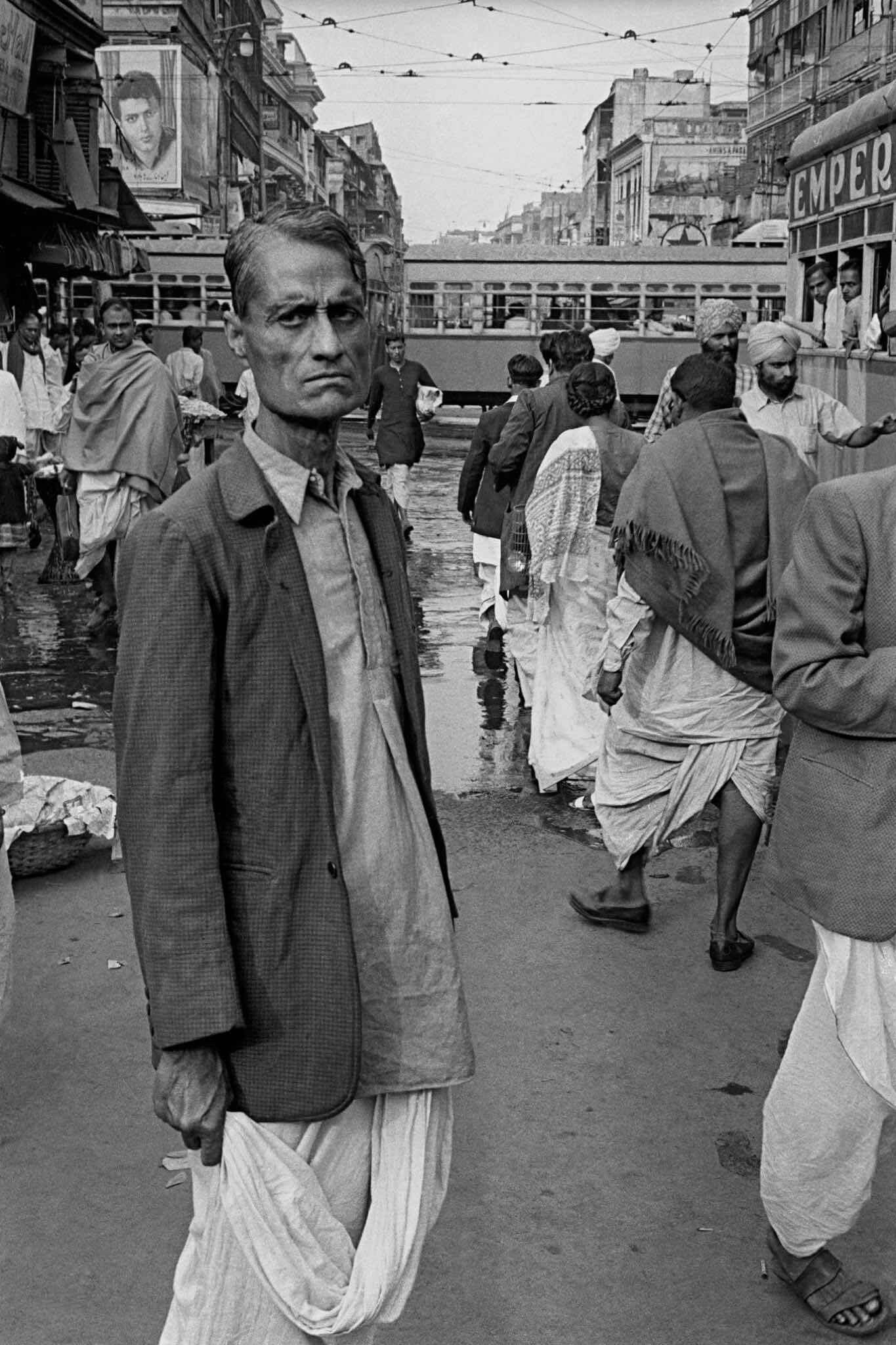 Калькутта, Индия, уличная сцена с англо-индийским мужчиной, 1962 год. Фотограф Франк Хорват