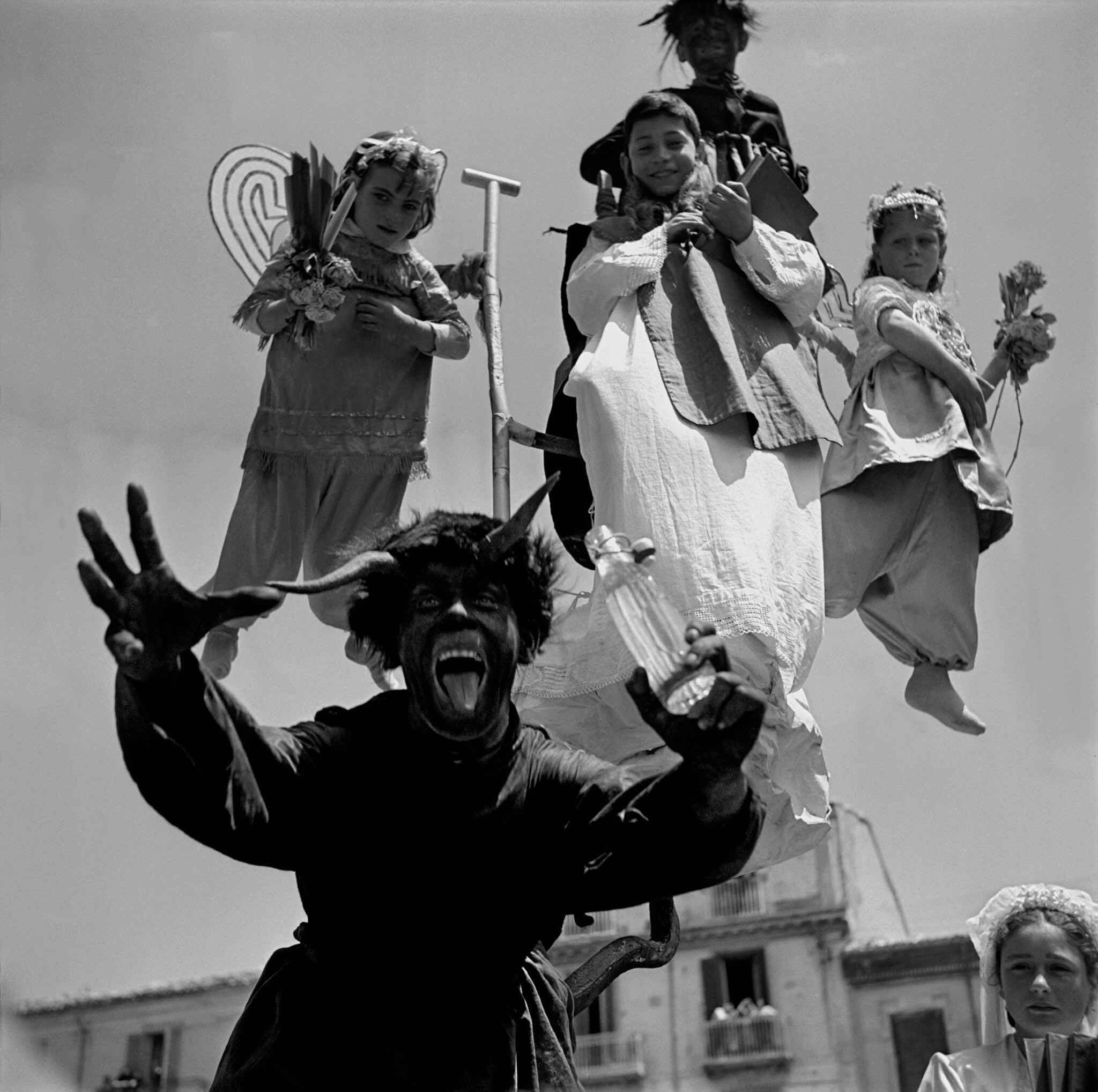 Кампобассо, Италия, шествие, 1950 год. Фотограф Франк Хорват