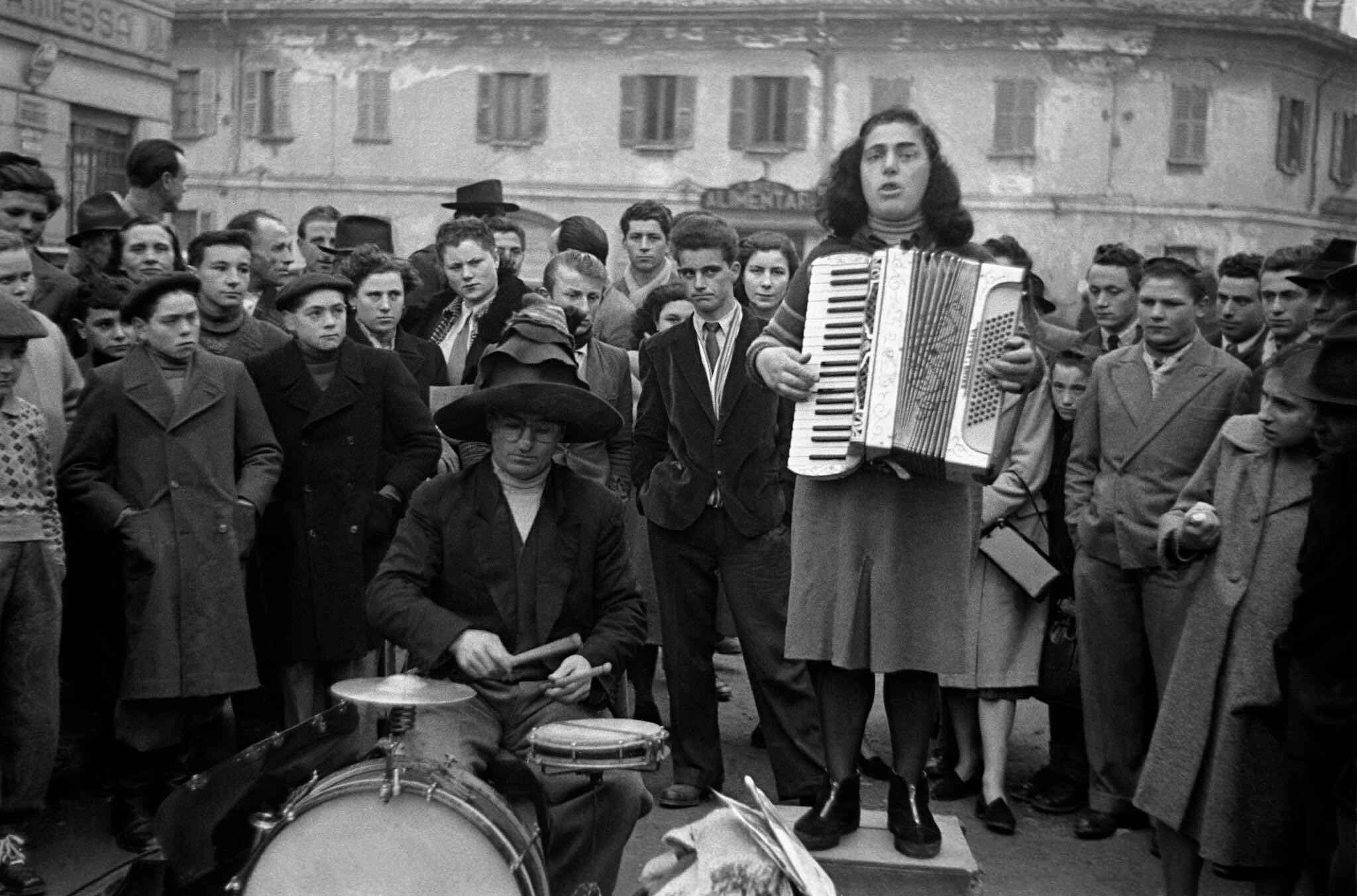 Милан, Италия, уличная музыка, 1950 год. Фотограф Франк Хорват