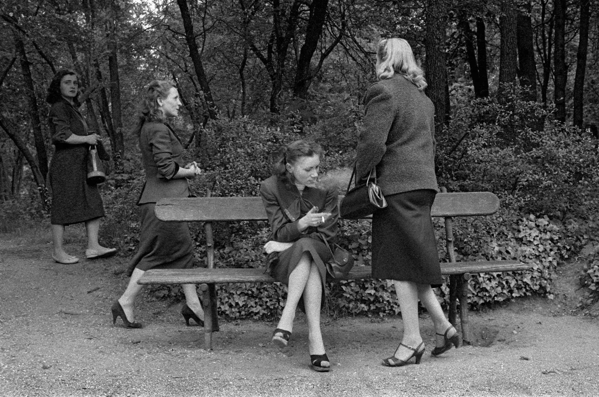 Париж, Булонский лес, проститутки, 1956 год. Фотограф Франк Хорват