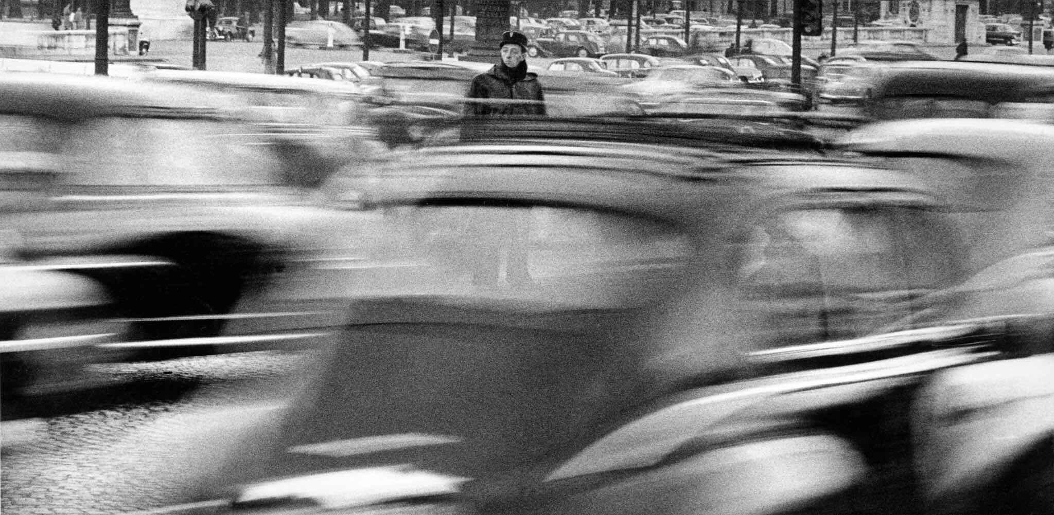 Париж, флик (французский полицейский) на площади Согласия, 1956 год. Фотограф Франк Хорват