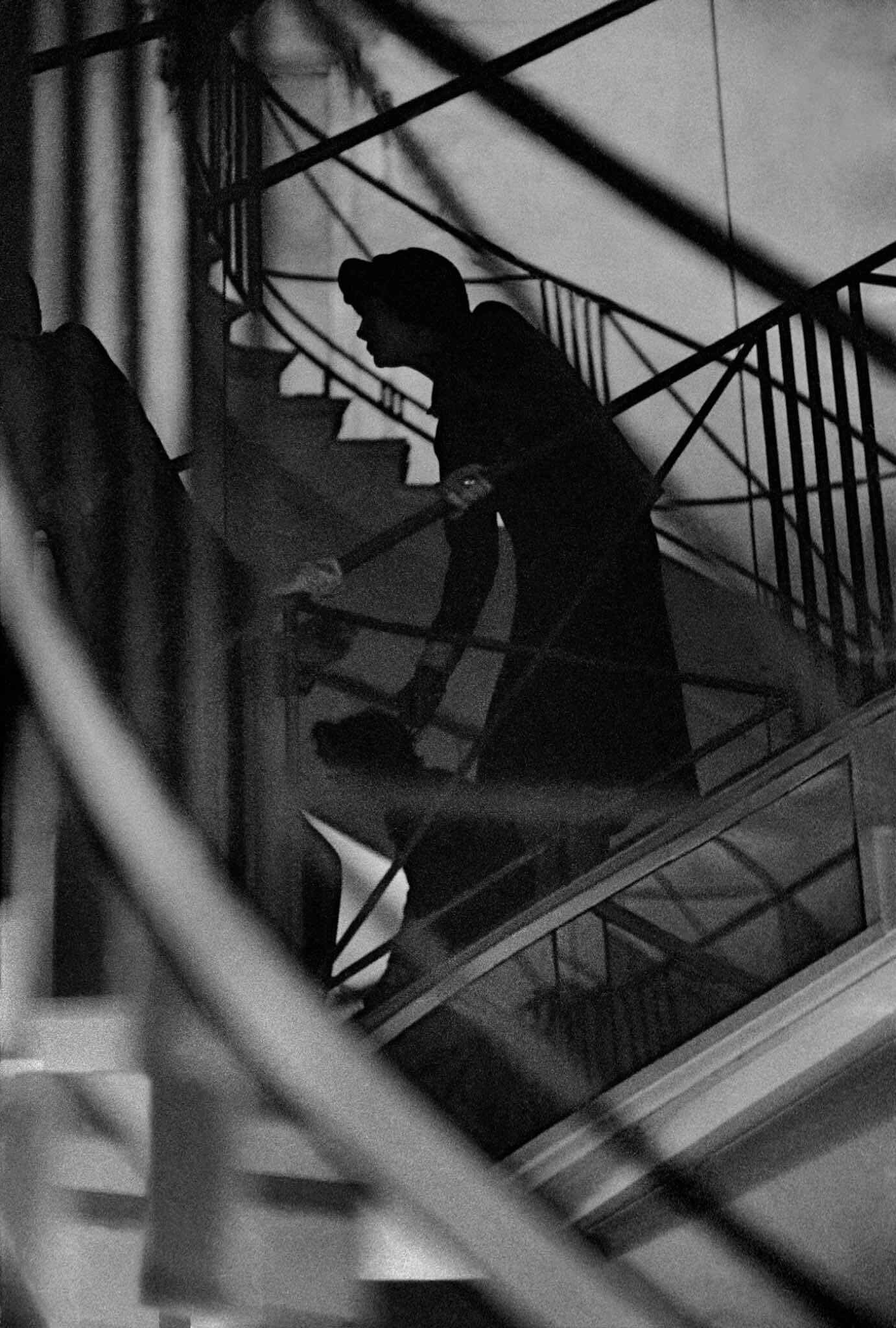 Париж, Коко Шанель, модельер, смотрит свой показ мод, 1959 год. Фотограф Франк Хорват