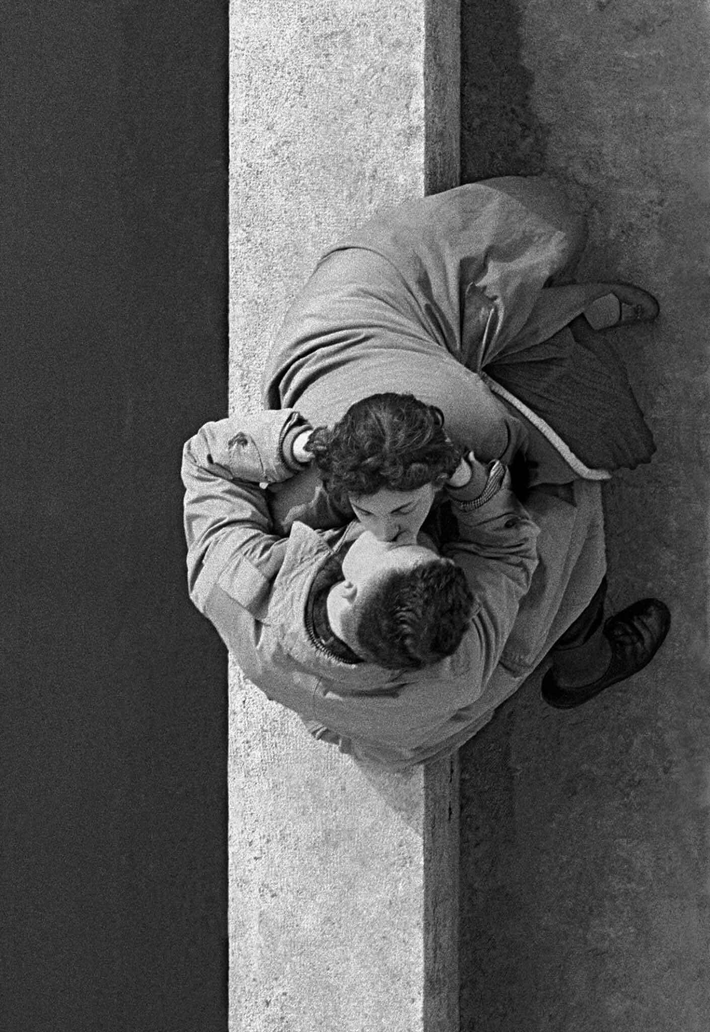 Париж, набережная Лувра, пара, 1956 год. Фотограф Франк Хорват