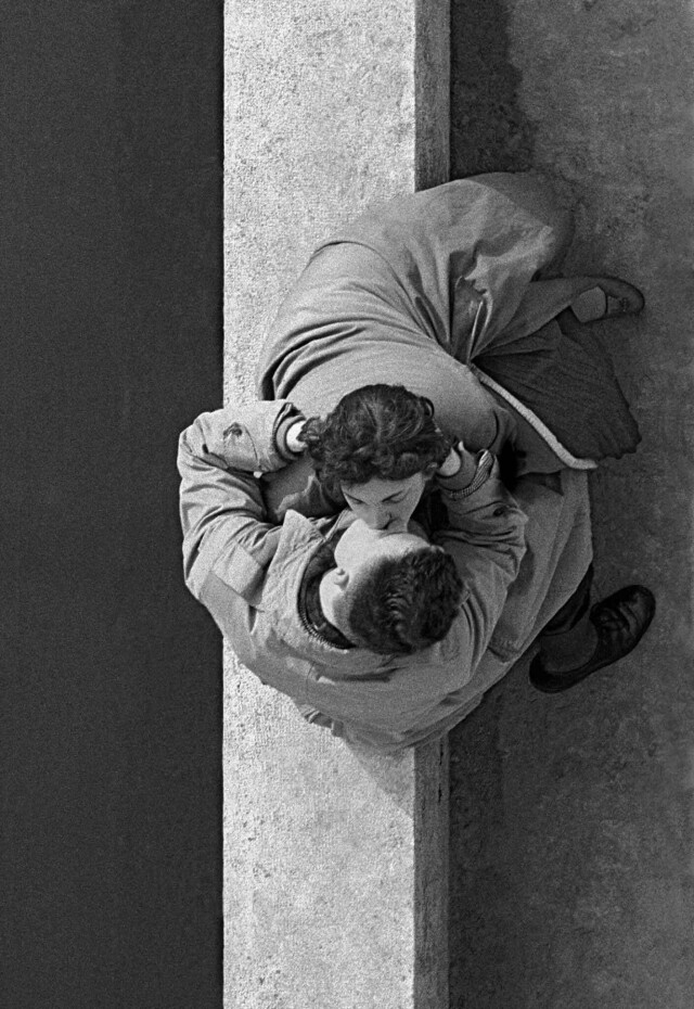 Париж, набережная Лувра, пара, 1956 год. Фотограф Франк Хорват