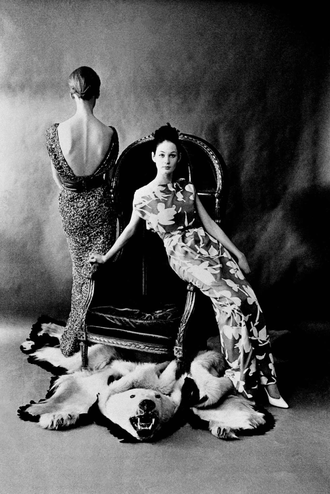Лондон, для Vogue UK, две модели и медвежья шкура., 1959 год. Фотограф ...