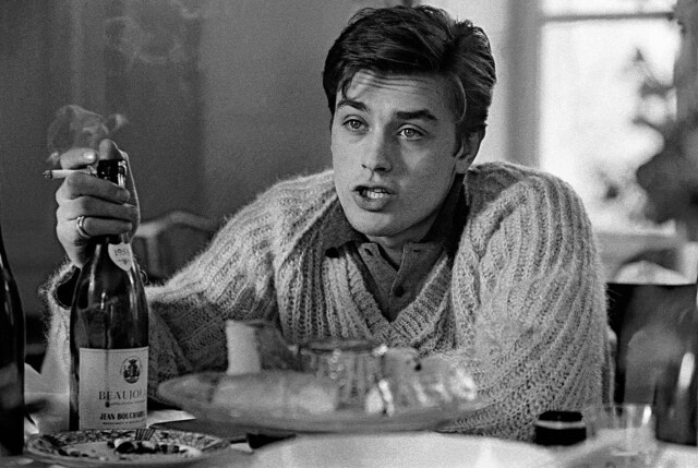 Канны, Ален Делон с бутылкой, 1959 год. Фотограф Франк Хорват