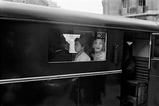 Париж, проститутки в полицейском фургоне, 1956 год. Фотограф Франк Хорват
