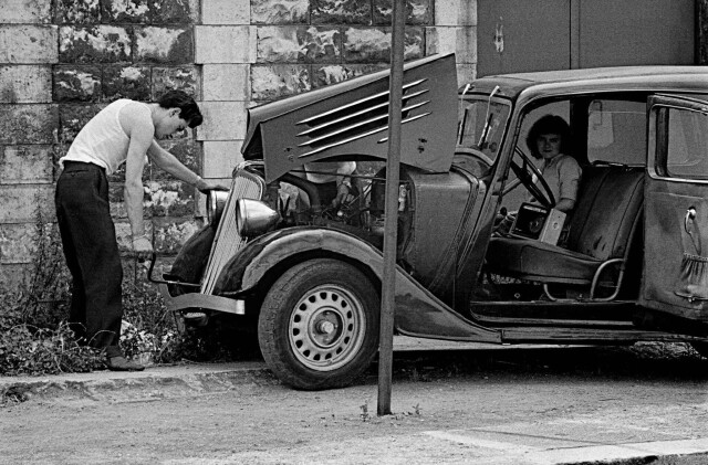 Пригород Парижа, мужчина ремонтирует свою машину, 1956 год. Фотограф Франк Хорват