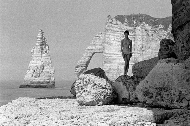 Этрета, Франция, для Jours de France, купальный костюм, 1959 год. Фотограф Франк Хорват