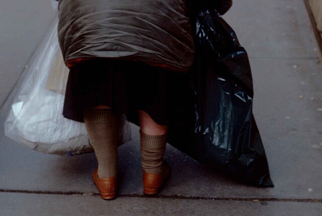 1983 год, Нью-Йорк, женщина с пластиковыми пакетами. Фотограф Франк Хорват