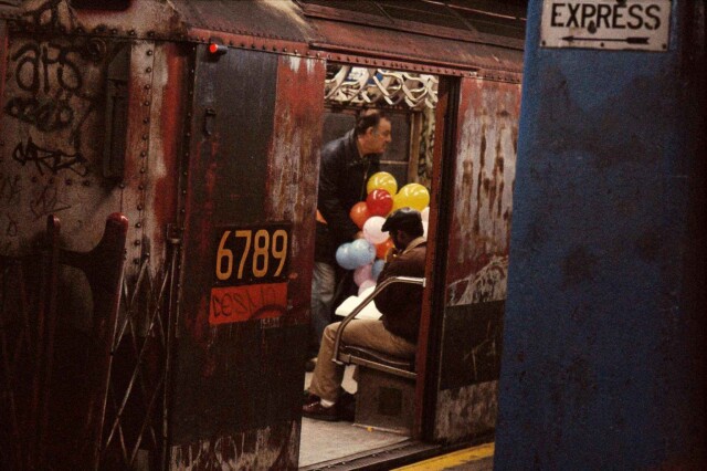 1984 год, Нью-Йорк, воздушные шары в метро. Фотограф Франк Хорват